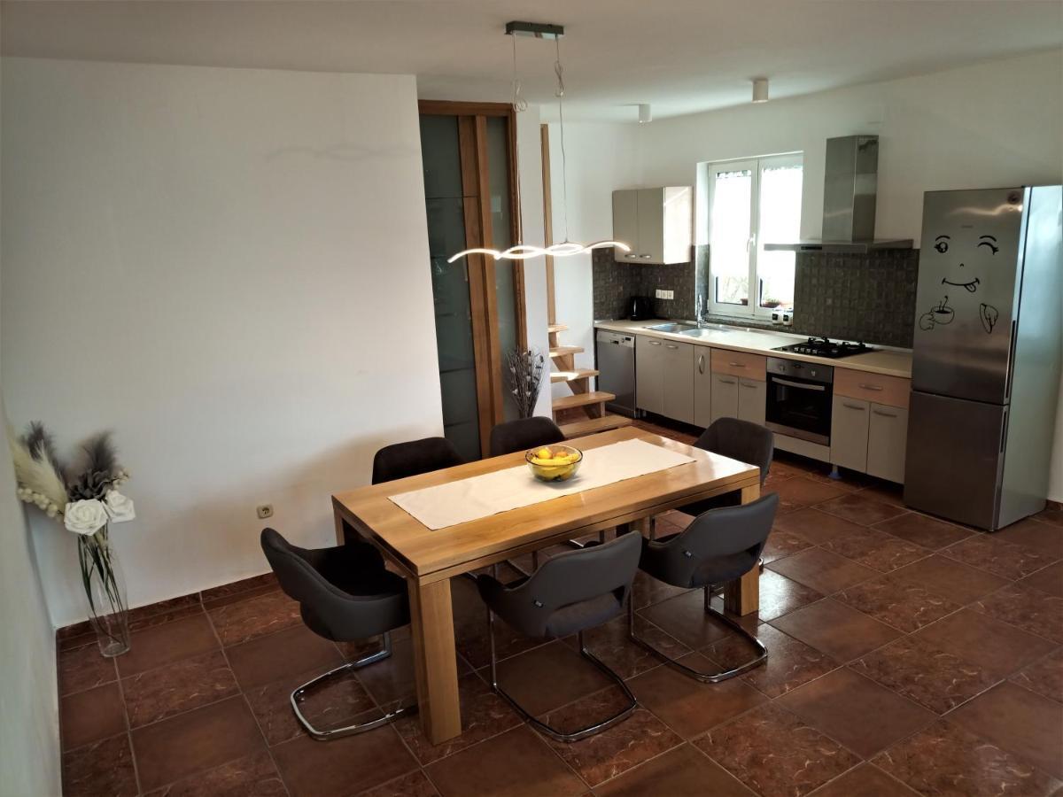 Apartman Emili Malinska Exterior photo